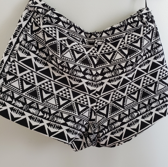 Tribal Pattern Shorts XS - Picture 2 of 6